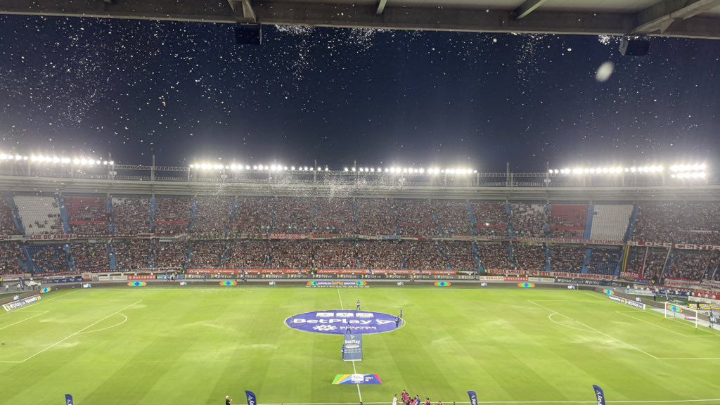 Cayó ‘nieve’ en el Metropolitano antes del partido Junior vs. Millonarios, la hinchada local se acordó del periodista Juan Felipe Cadavid - crédito @SoyVictorRomero / X