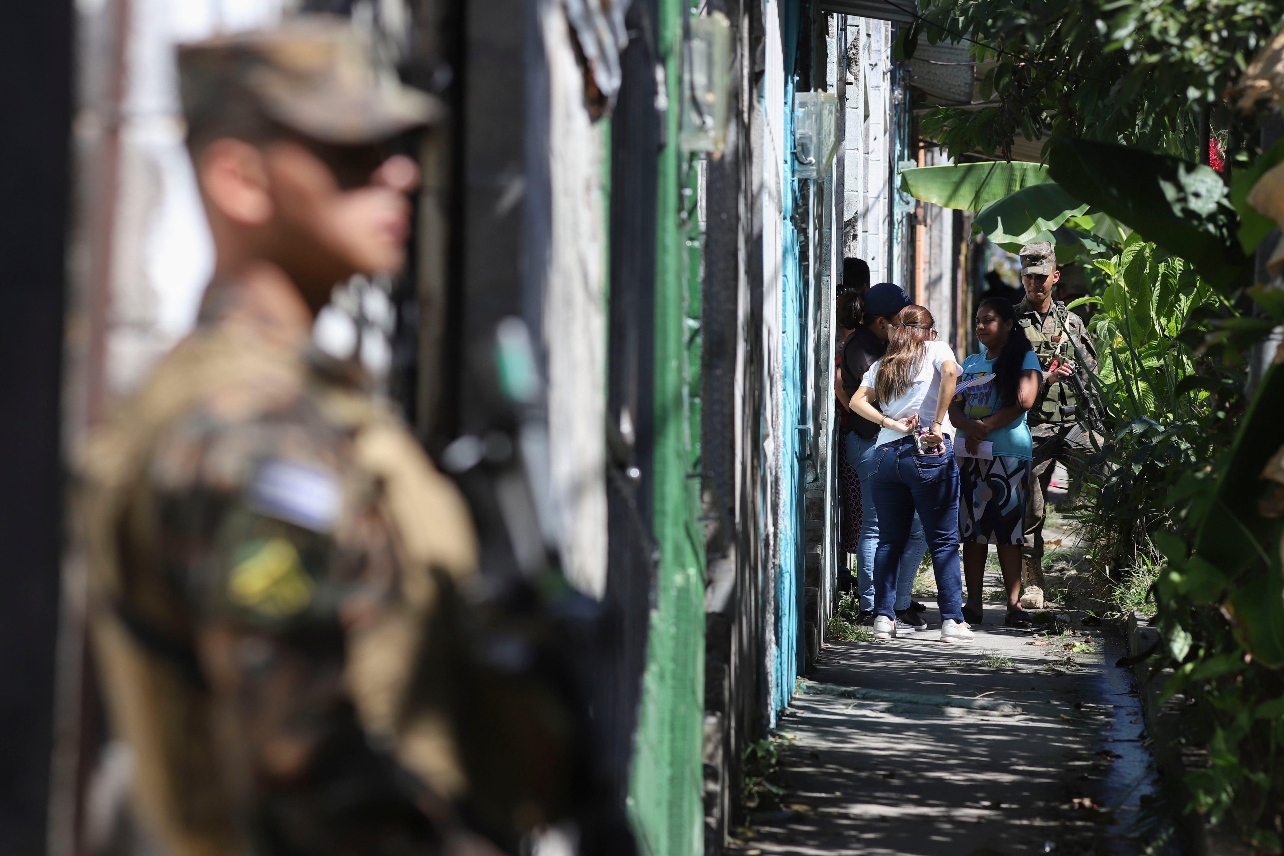 ARCHIVO - Militares salvadoreños patrullan por el barrio de La Campanera en Soyapango, El Salvador, el viernes 27 de enero de 2023. El presidente de El Salvador, Nayib Bukele, ordenó el martes un nuevo cerco policial y militar en el departamento de Cabañas en busca de capturar a miembros de pandillas a los que el gobierno atribuye un ataque a una patrulla de la fuerza pública que dejó dos policías heridos de bala. (AP Foto/Salvador Meléndez, Archivo)