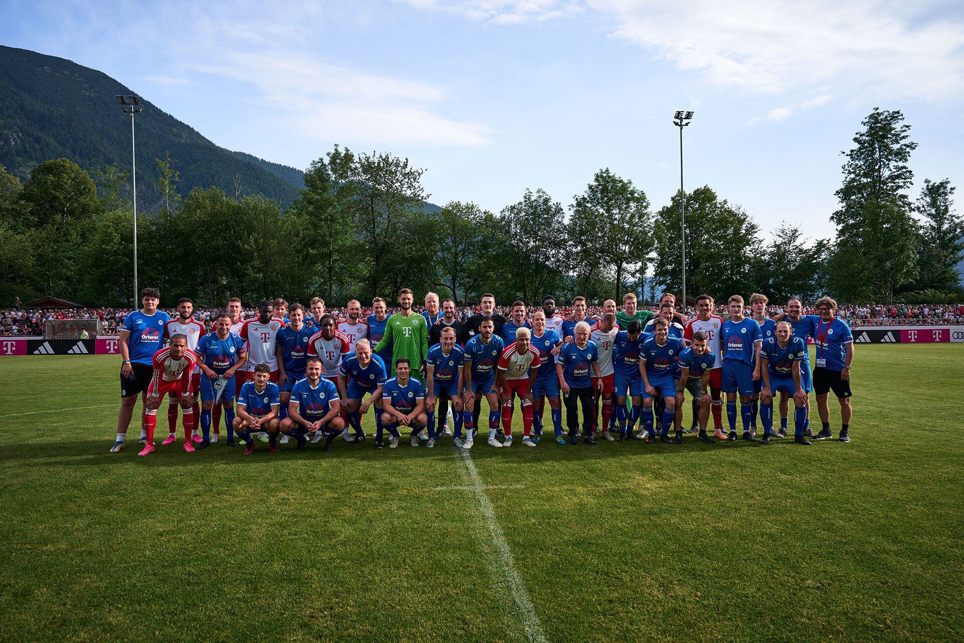 En un marco descontracturado y sin obligaciones los dos equipos posaron juntos (@FCBayern)