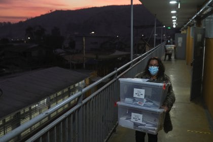 Una empleada transporta una de las urnas cerradas con los votos de la primera jornada electoral en Chile. REUTERS/Pablo Sanhueza