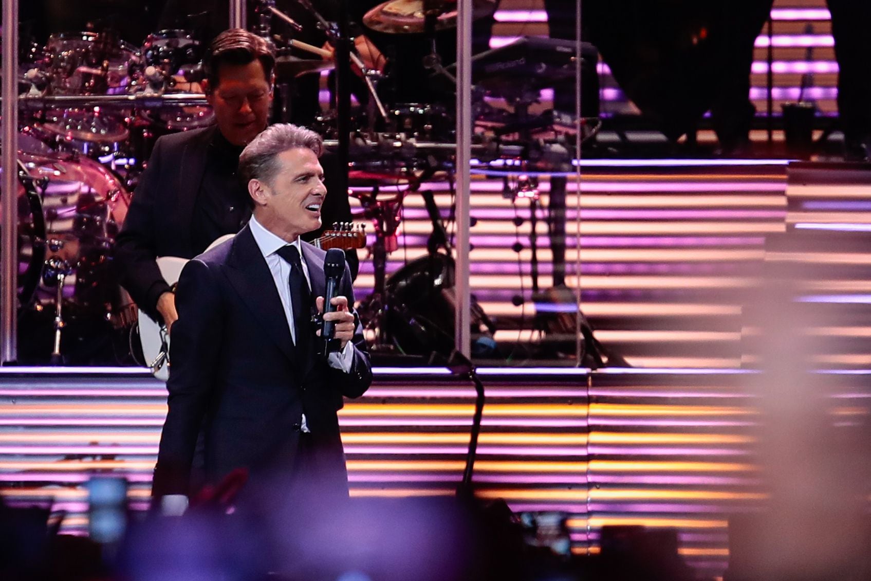 Ya en el escenario del Movistar Arena, Luis Miguel entonó su segunda canción "Amor amor amor" y luego "Suave" que hicieron bailar al público (RS Fotos) 
