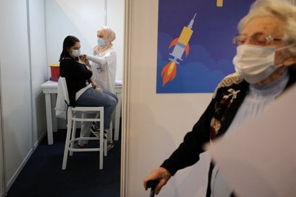 Campaña de vacunación en Israel (REUTERS/Ammar Awad)
