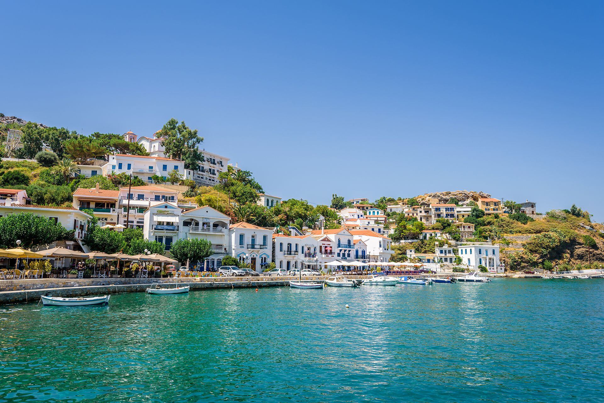 La aislada isla de Icaria en Grecia fortalece los lazos sociales y familia (Shutterstock)