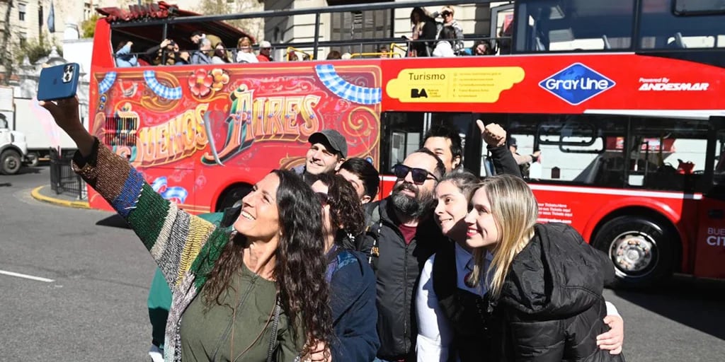 El fileteado vuelve a las calles: los buses turísticos ya muestran un clásico de la identidad cultural porteña 