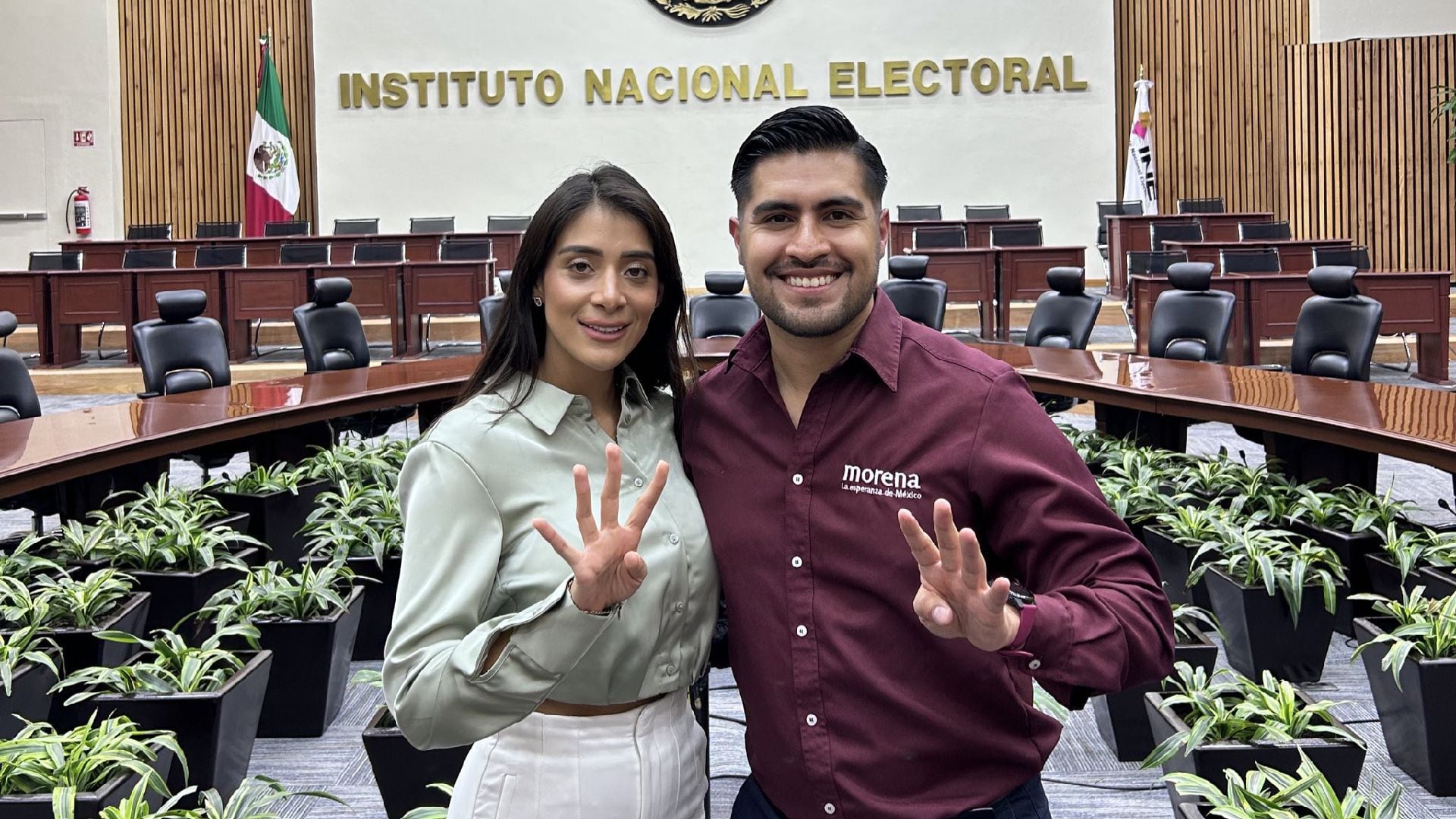 YouTuber and former Morena candidate, Juncal Solano, with a representative of the Guinda Party in front of the National Institute of Statistics (Photo: Twitter/juncalssolano)