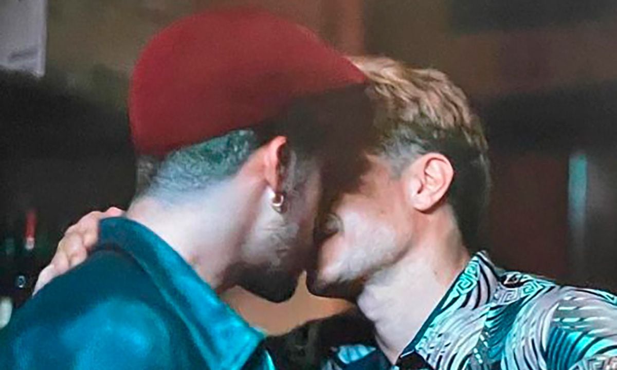 Bad Bunny protagonizó beso con Gael García en la película ´Cassandro' - crédito @badbunnyfanpage/Instagram