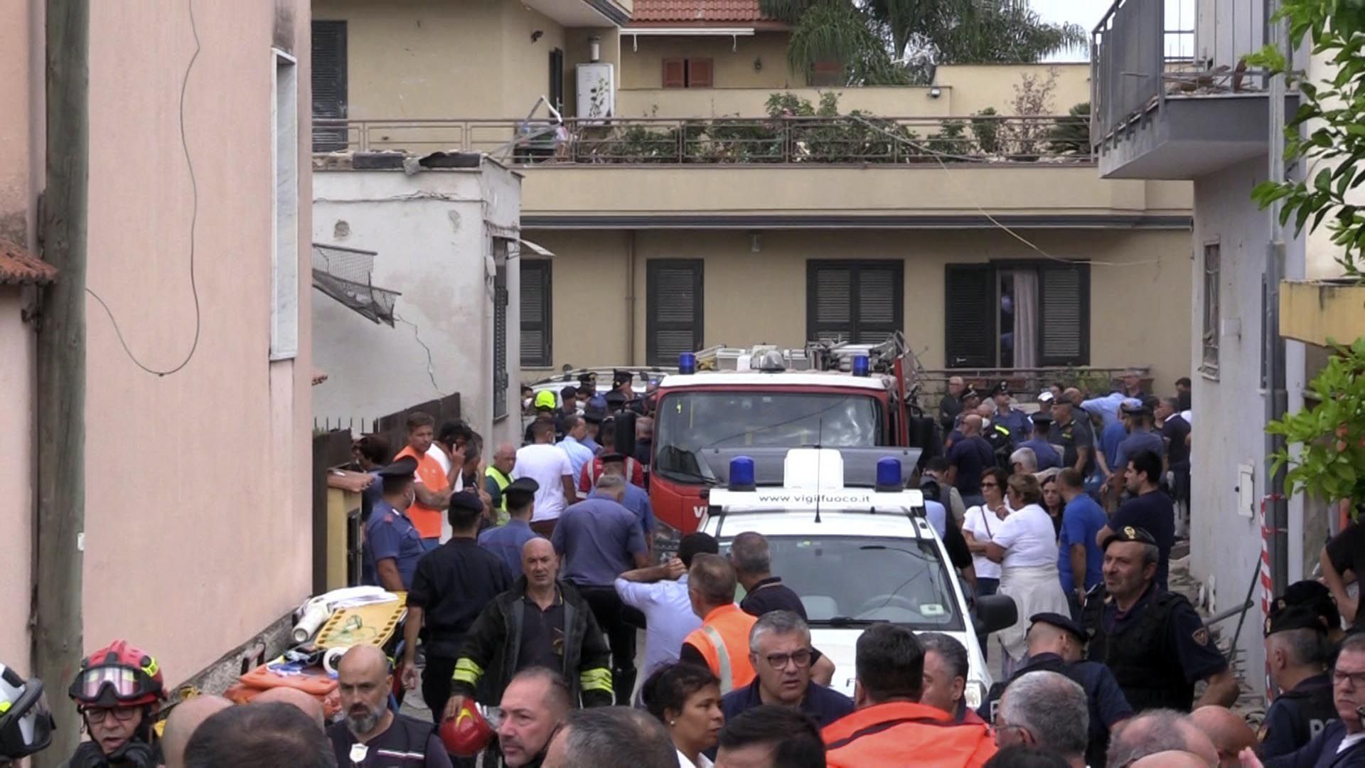 Servicios de emergencia acuden al lugar donde se derrumbó un edificio en Saviano, Italia, el domingo 22 de septiembre de 2024. (LaPresse via AP)