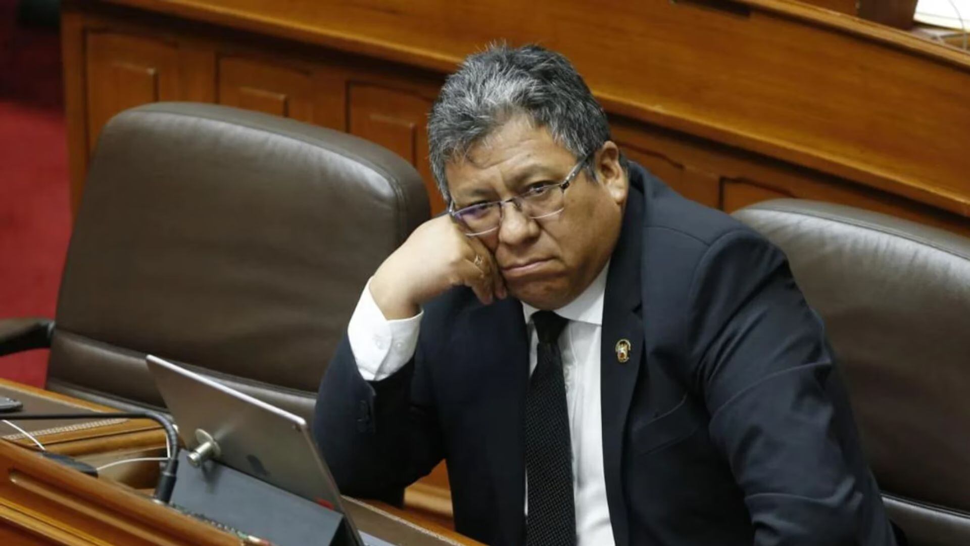 Parlamentario reconoció en audios que recortaba el sueldo de sus trabajadores e involucró a otros legisladores. | Congreso