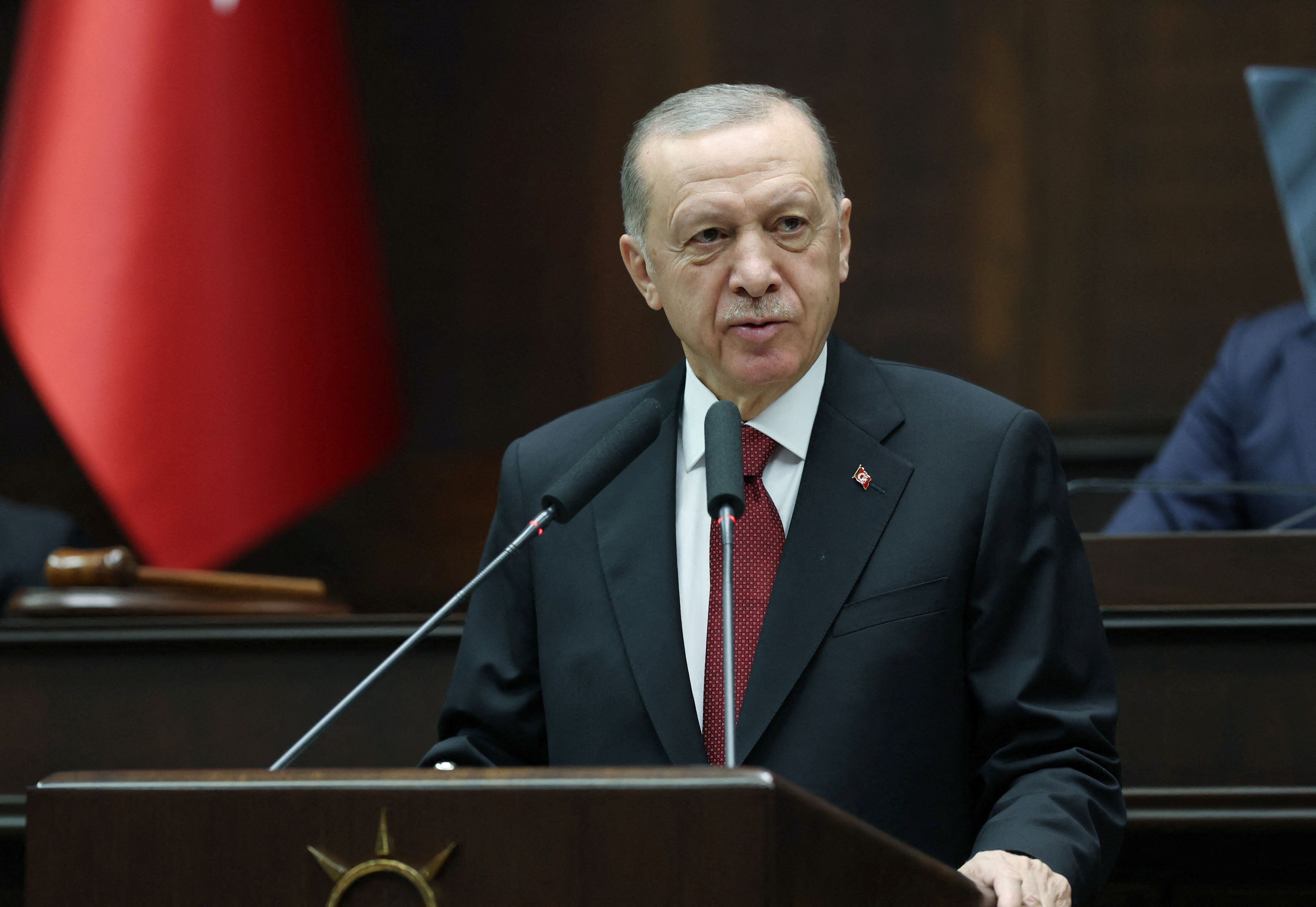 El presidente de Turquía, Tayyip Erdogan, se dirige a legisladores de su gobernante Partido AK en el Parlamento turco en Ankara, Turquía, el 11 de octubre de 2023. Oficina de Prensa Presidencial/Folleto vía REUTERS