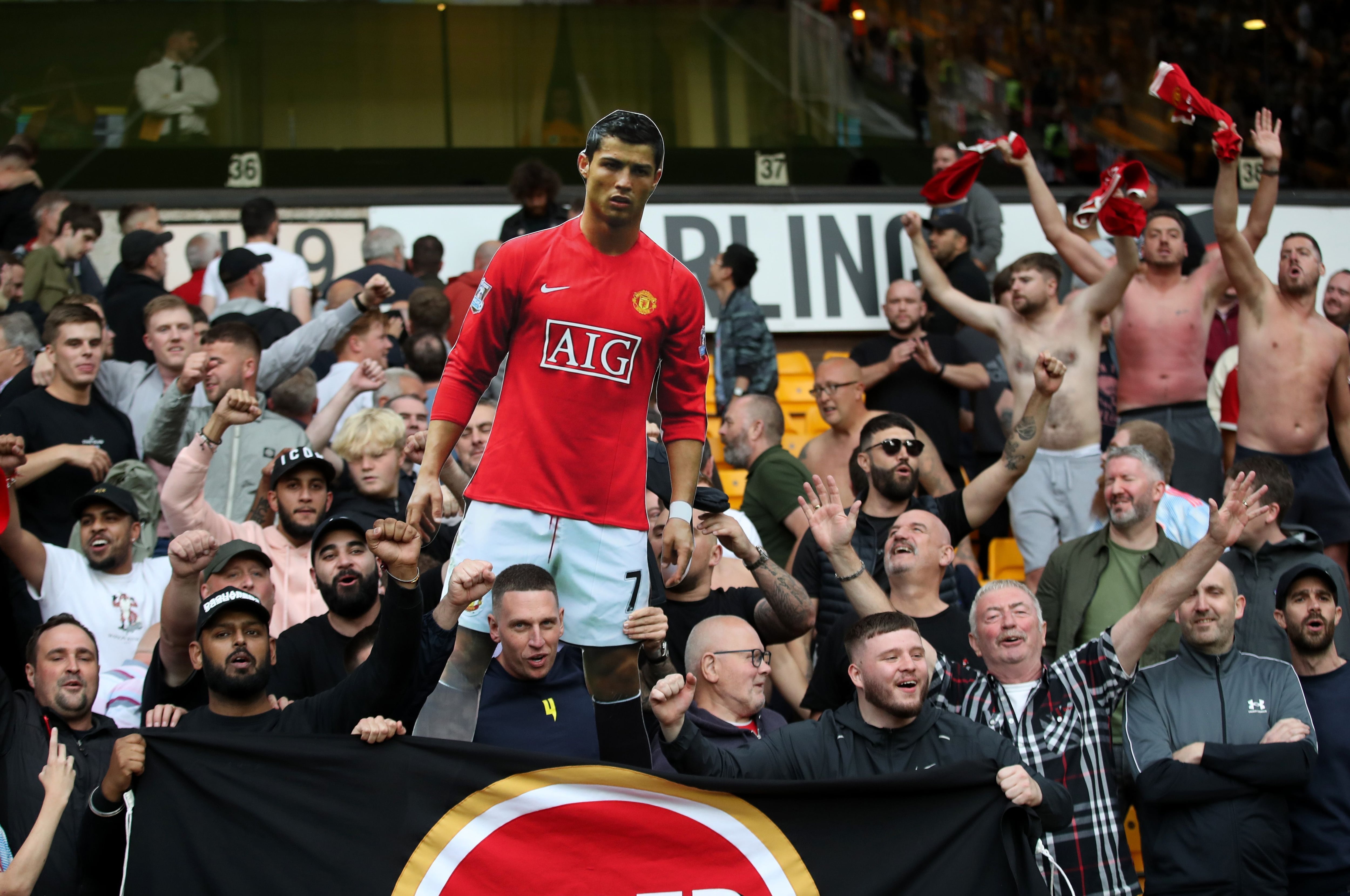 Los fanáticos del Manchester United en Old Trafford ya celebraron el regreso de CR7 (Reuters)