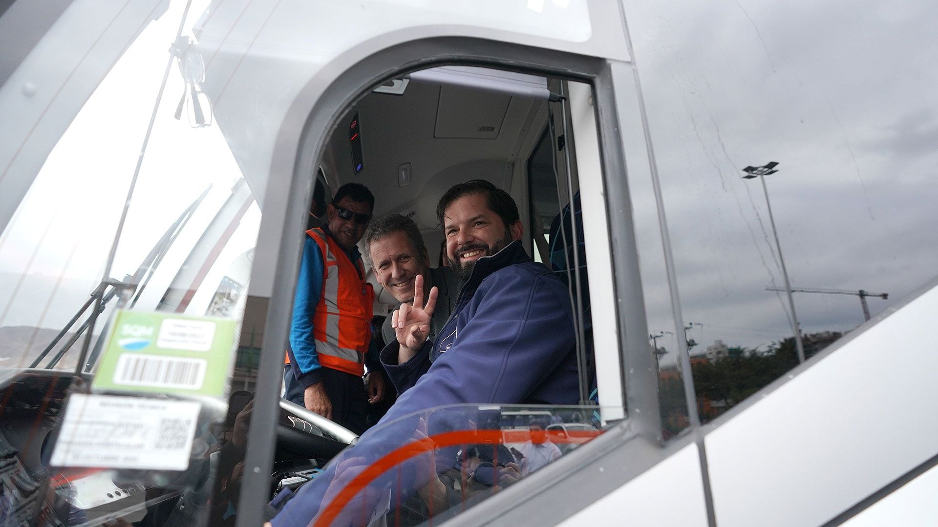 Boric en compañía del ministro de Transportes, Juan Carlos Muñoz. 