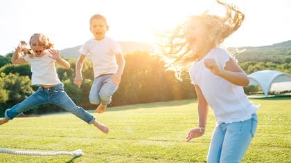 A nivel personal, el disfrute es un factor crítico, por lo que encontrar formas creativas de participar en la actividad física que los niños/adolescentes disfruten es importante (Shutterstock)
