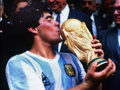 La historia del inesperado final del Balón de Oro que Diego Maradona ganó  en 1986: la mafia italiana lo robó y lo derritió - Infobae