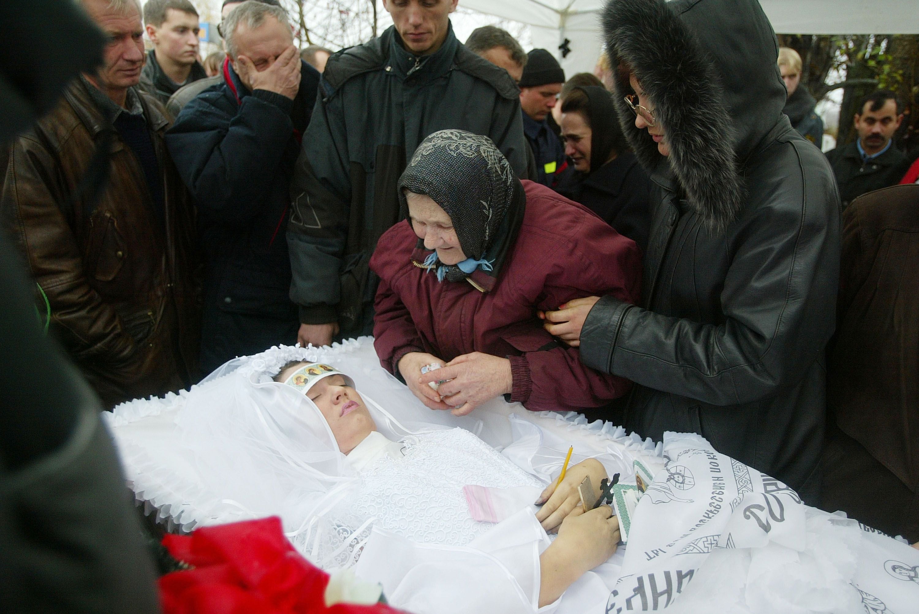 Una mujer llora ante el féretro de Elizabeth Starkov, 16, una de las asistentes al teatro que murió por los efectos del gas junto a su padre, el Capitán de policía Alexander Starkov (Photo by Pascal Le Segretain/Getty Images)