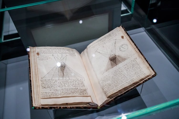 Los cuadernos de dibujo de Leonardo Da Vinci también forman parte de la muestra que se extendrá hasta 24 de febrero de 2020 ((EFE/EPA/CHRISTOPHE PETIT TESSON)