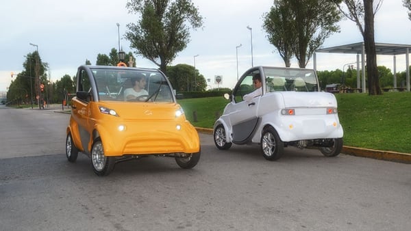 Su velocidad está limitada en 50 km/h y su carga se completa en menos de siete horas de conexión en una red eléctrica domiliaria