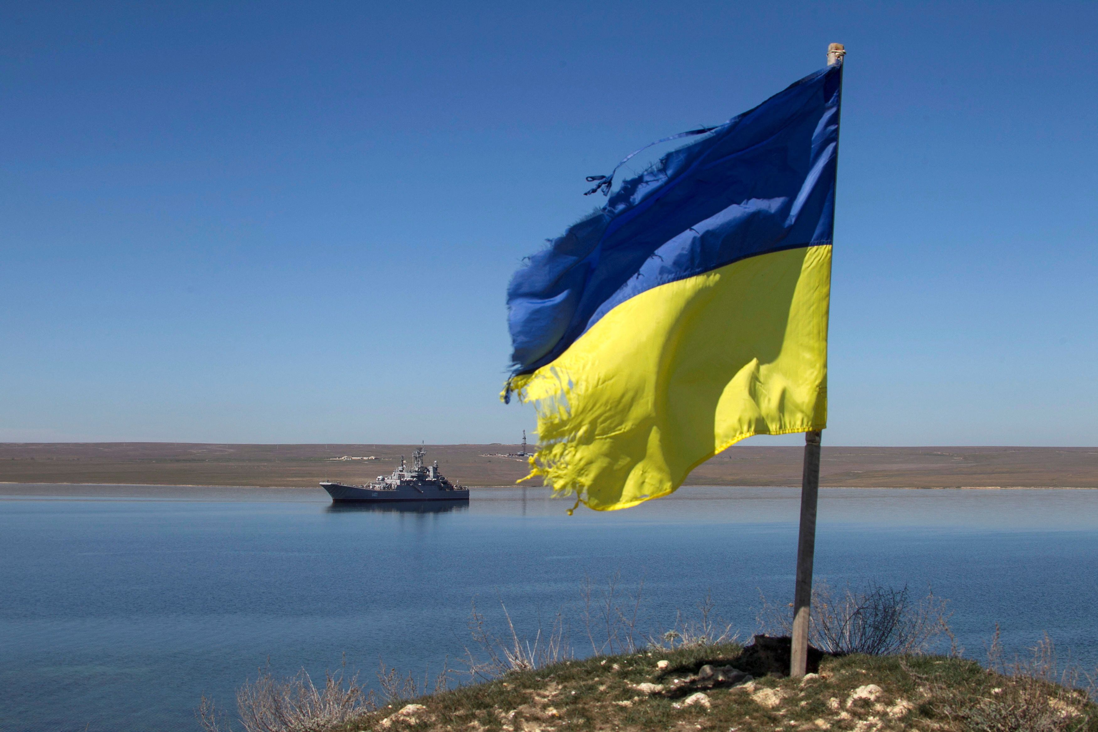 Una bandera ucraniana colocada por un familiar de un marinero a bordo del buque de desembarco naval ucraniano "Konstantin Olshansky" se ve en la bloqueada bahía de Donuzlav en Crimea 23 de marzo 2014. REUTERS/Baz Ratner/Archivo 