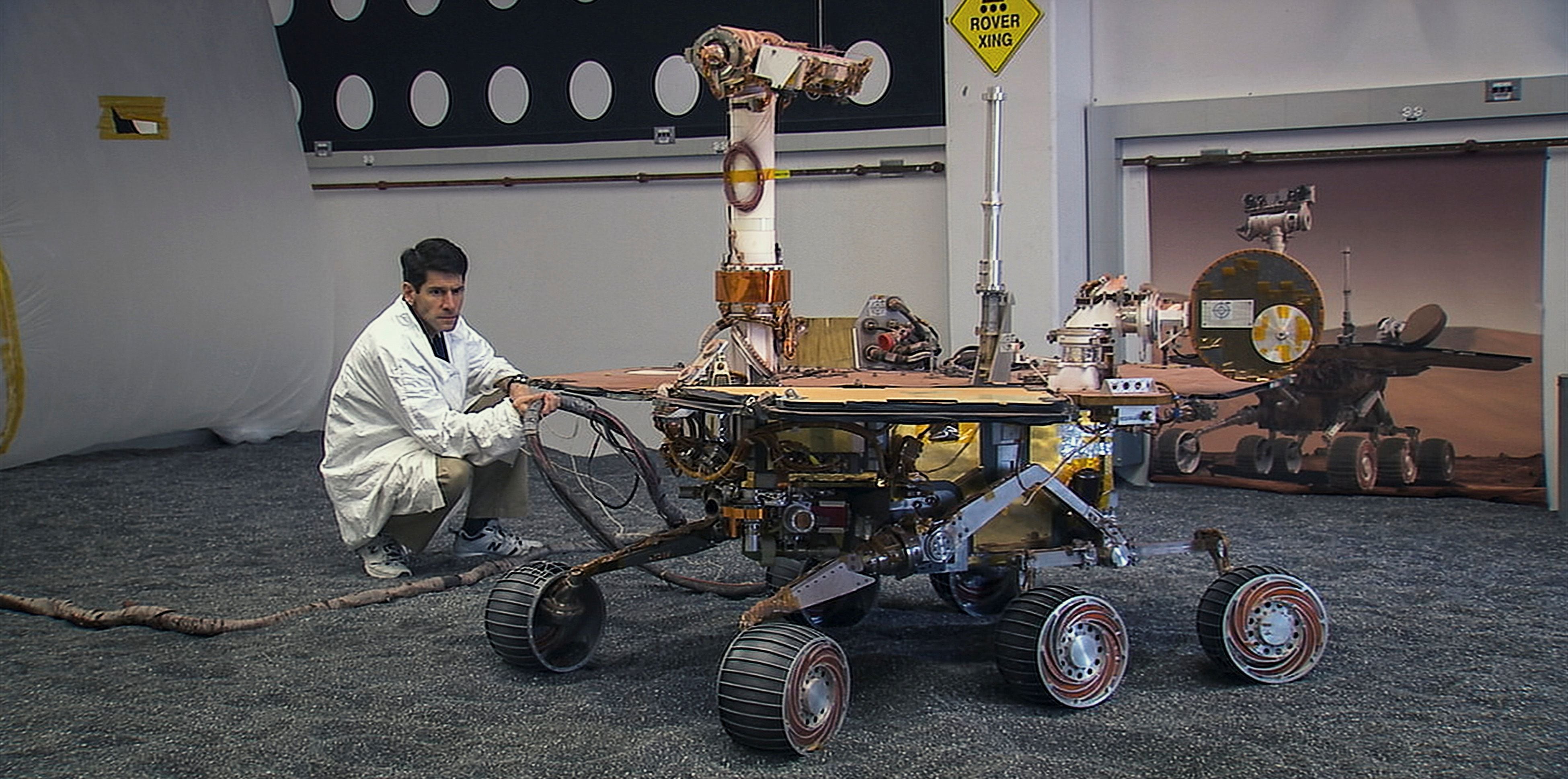 Un ingeniero del Jet Propulsion Laboratory en Pasadena, California, trabaja con un modelo a escala del rover que recorrió Marte (REUTERS) via REUTERS 