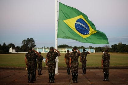 Soldados brasileños frente a la bandera nacional en el Palacio de la Alvorada en Brasilia, Brasil (REUTERS / Adriano Machado)