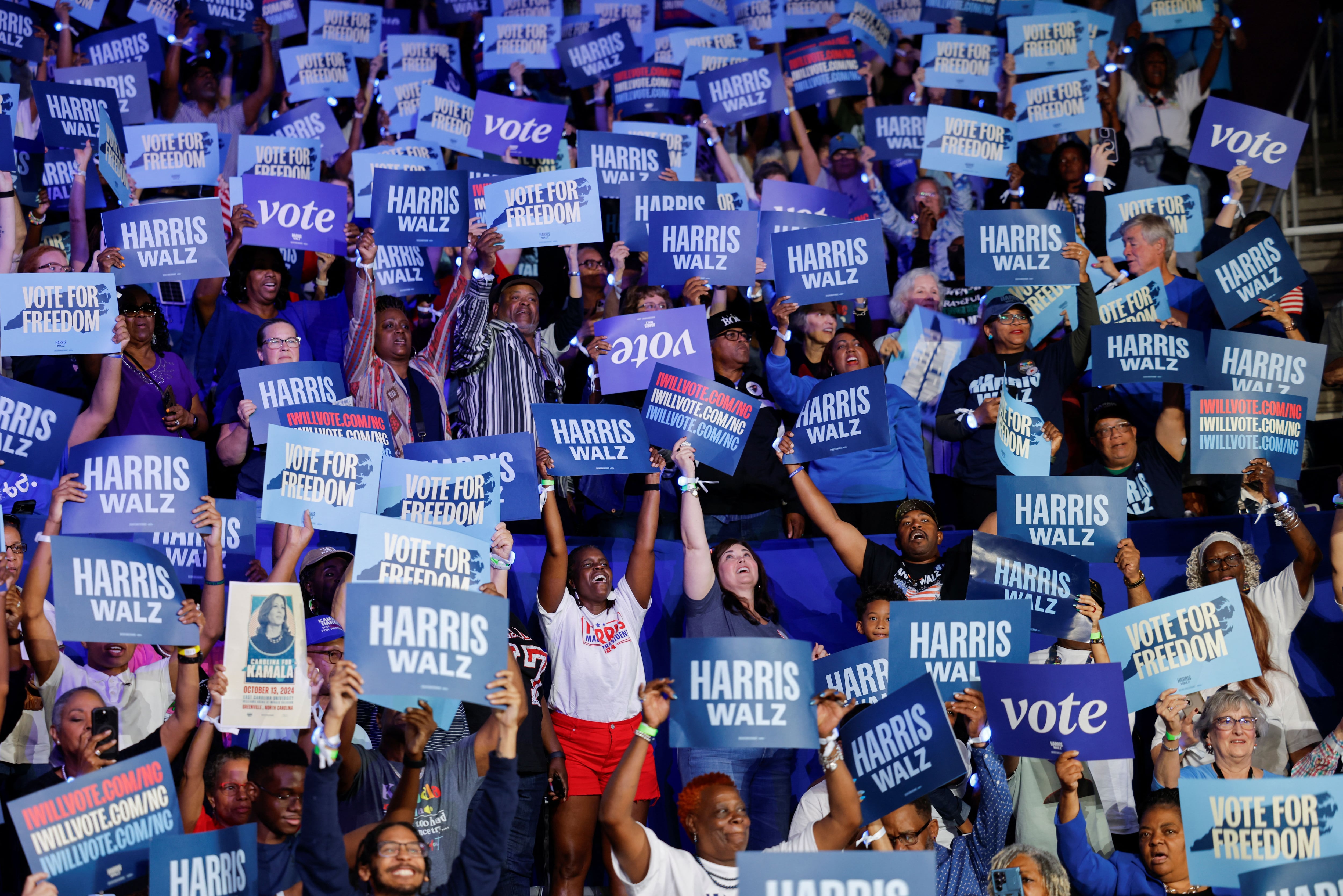 Simpatizantes sostienen pancartas durante un acto de campaña de la candidata demócrata a la vicepresidencia de EE.UU. Kamala Harris, en la Universidad de Carolina del Este, en Greenville, Carolina del Norte (REUTERS/Jonathan Drake)