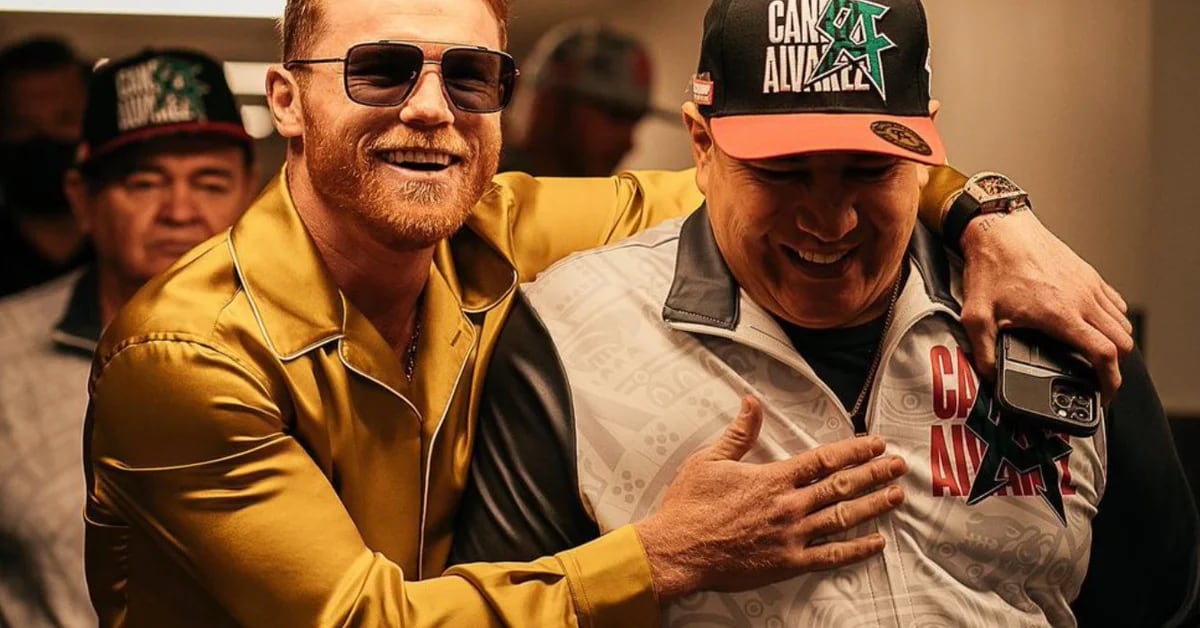 Canelo Alvarez responded to his critics with a gesture between laughs