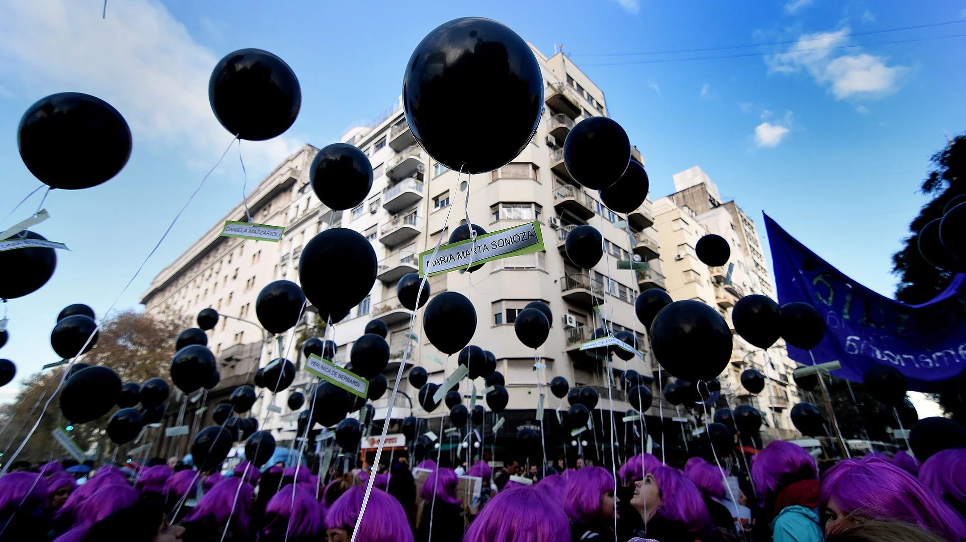 Las integrantes de la agrupación Mujeres de Matria Latinoamericana, MuMaLa, llevaron globos y pelucas violetas (Nicolás Stulberg)