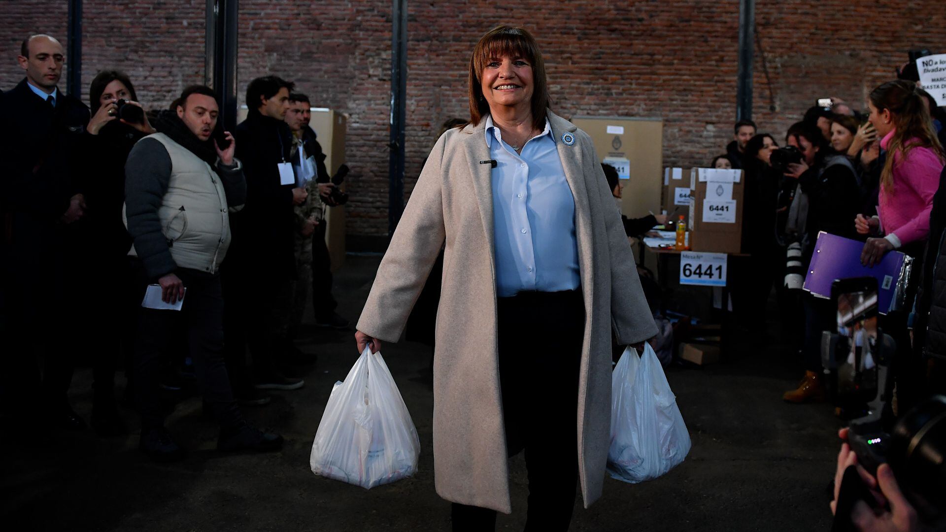 La dirigente del PRO arribó a las urnas con bolsas con comida para las autoridades de mesa. 