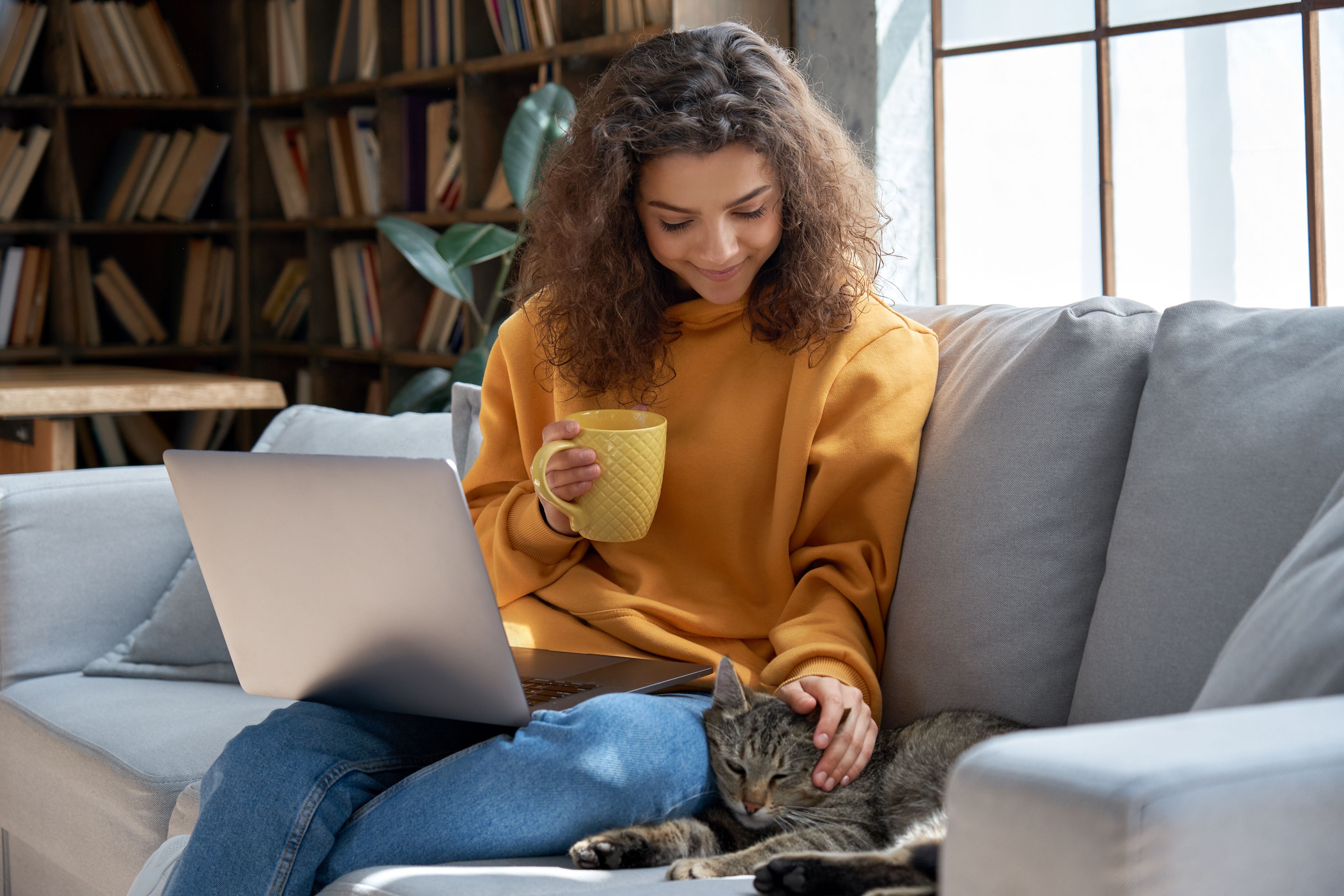 Mujer disfrutando de su soledad (Shutterstock)