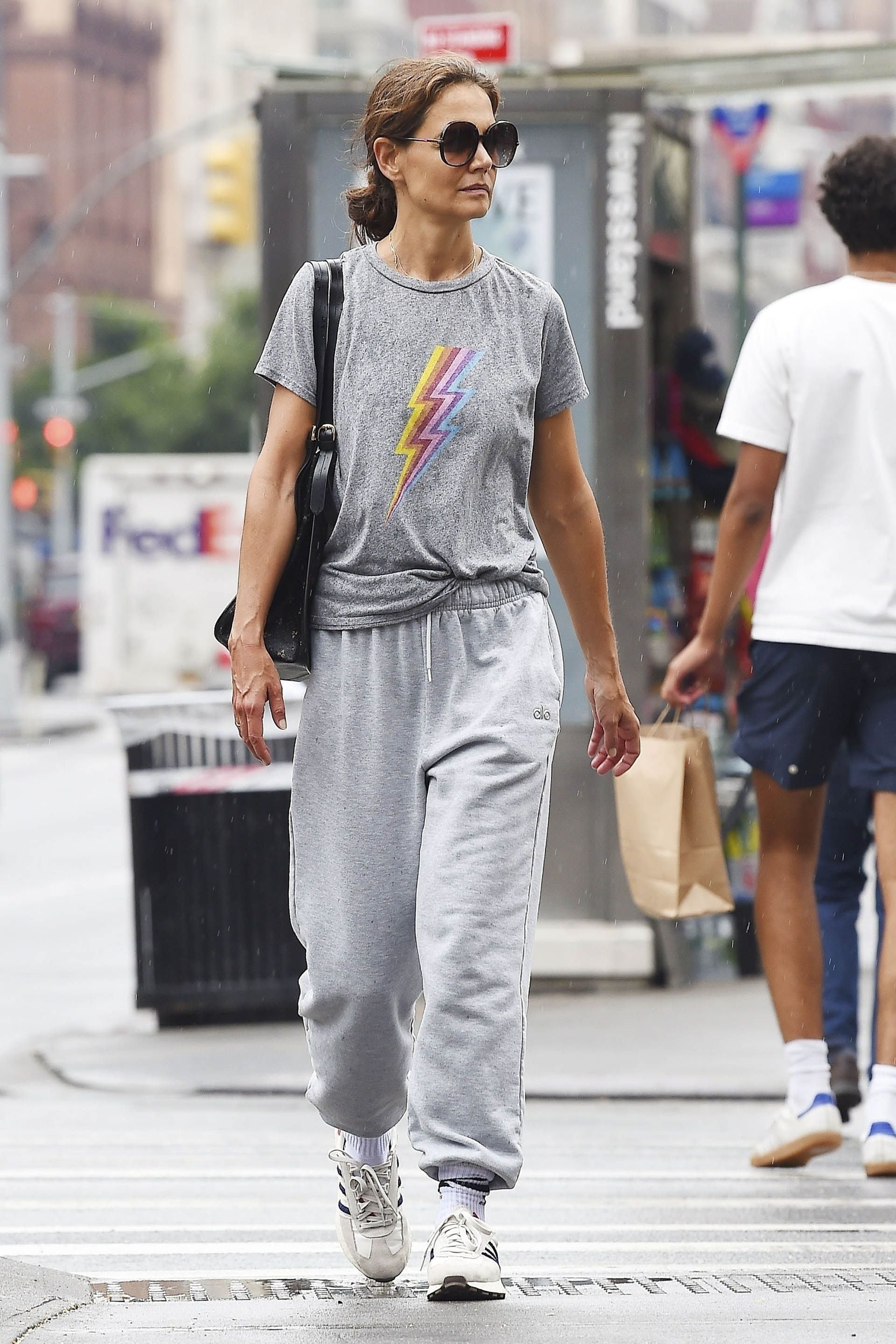 Katie Holmes tomó una clase de entrenamiento en un gimnasio privado de su vecindario en Nueva York y marcó tendencia con su look deportivo: vistió un conjunto de remera gris estampada con un rayo y un pantalón de algodón del mismo color de una reconocida marca