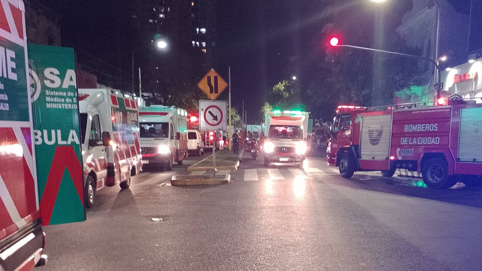 Se derrumbó una casa en Floresta: un muerto, varios heridos y atrapados