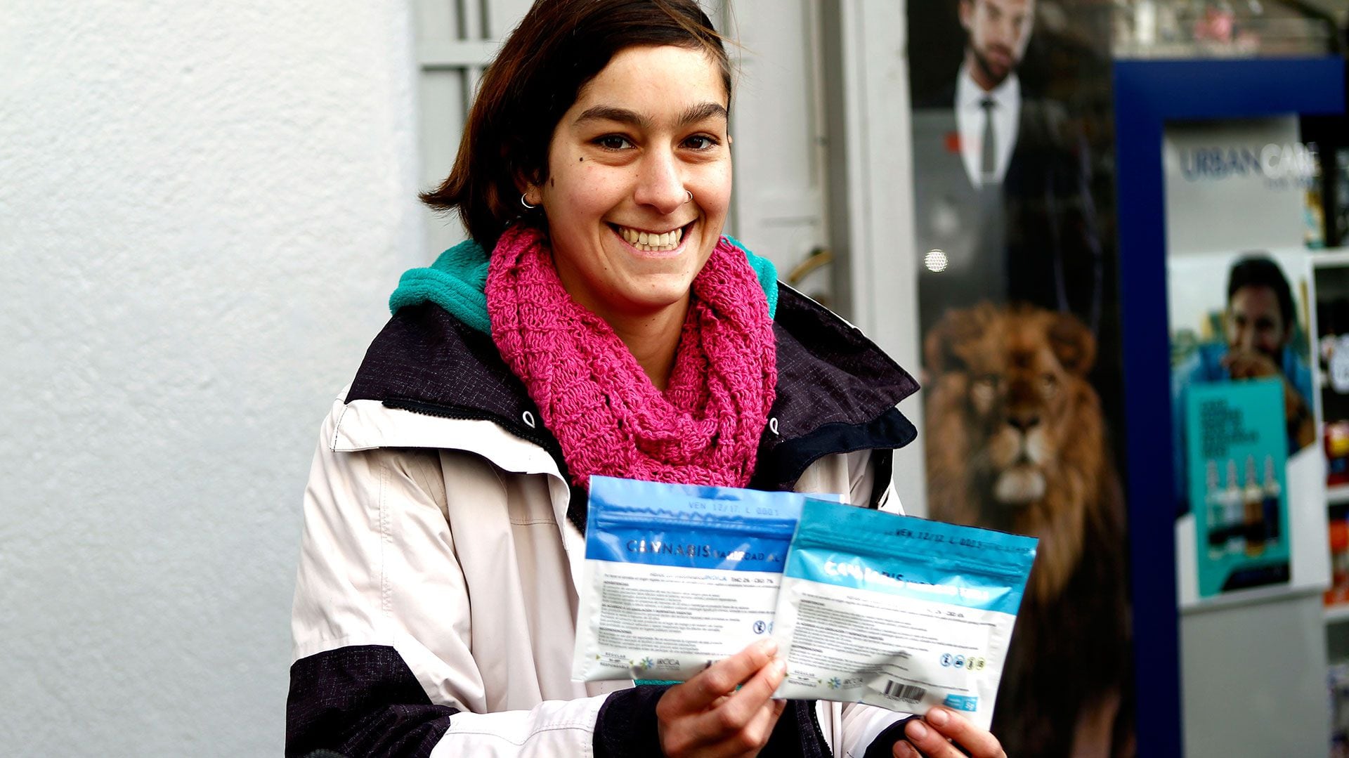 Una joven con sus paquetes de cannabis, durante el primer día de venta en farmacias (EFE)