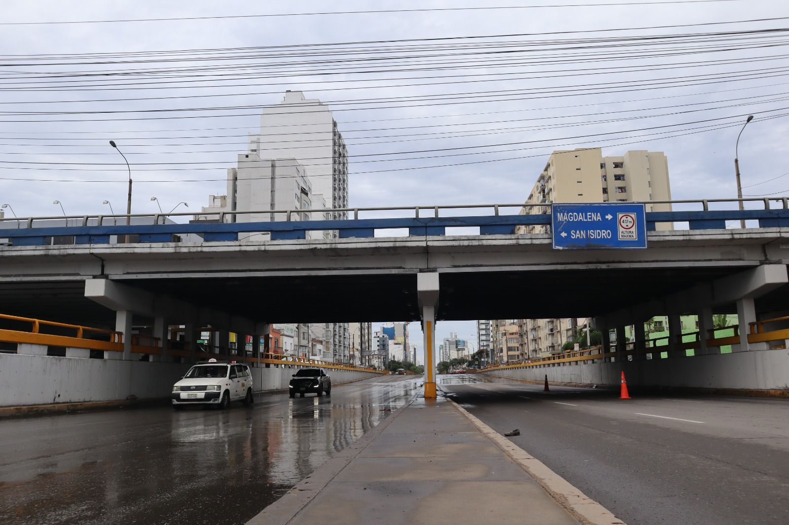 Labores de limpieza en puente de la Av. Brasil por parte de la Municipalidad de Lima. Trabajos para despejar vías tendrá una duración aproximada de 1 hora sin uso de maquinaria