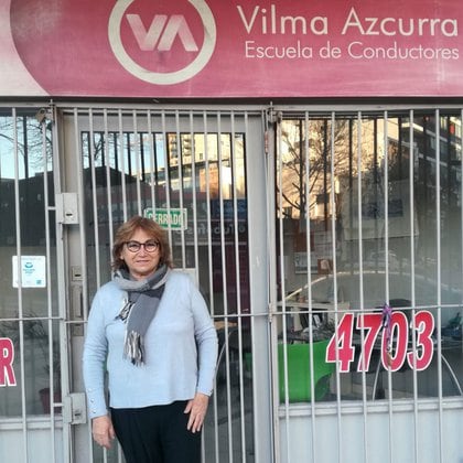 Vilma Azcurra frente a su escuela de manejo en Nuñez