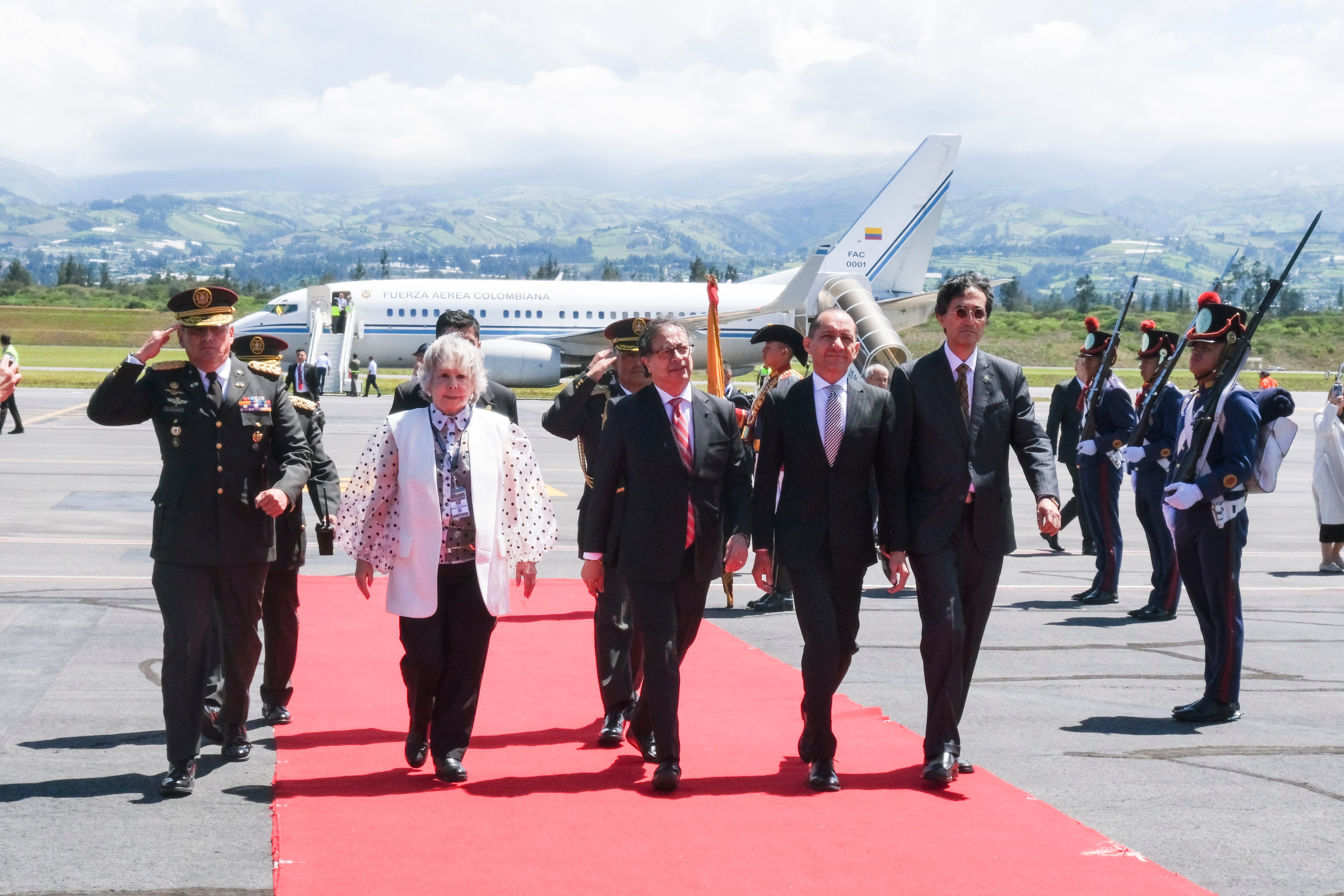 Gustavo Petro llegando a Ecuador a la posesión de Noboa - crédito Presidencia.