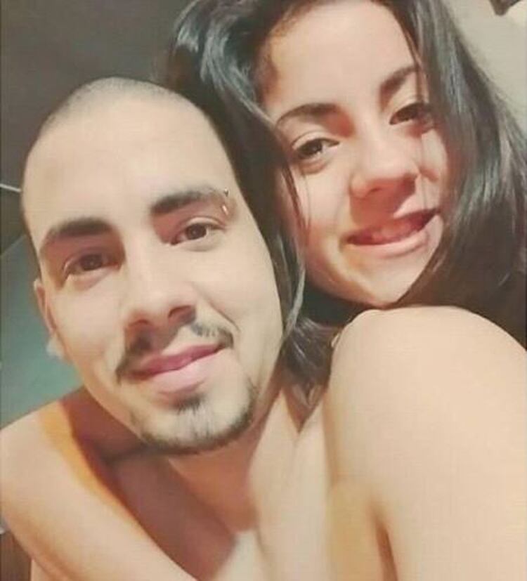 Sebastián posa junto a su hermana, antes de que el tumor se propagara.