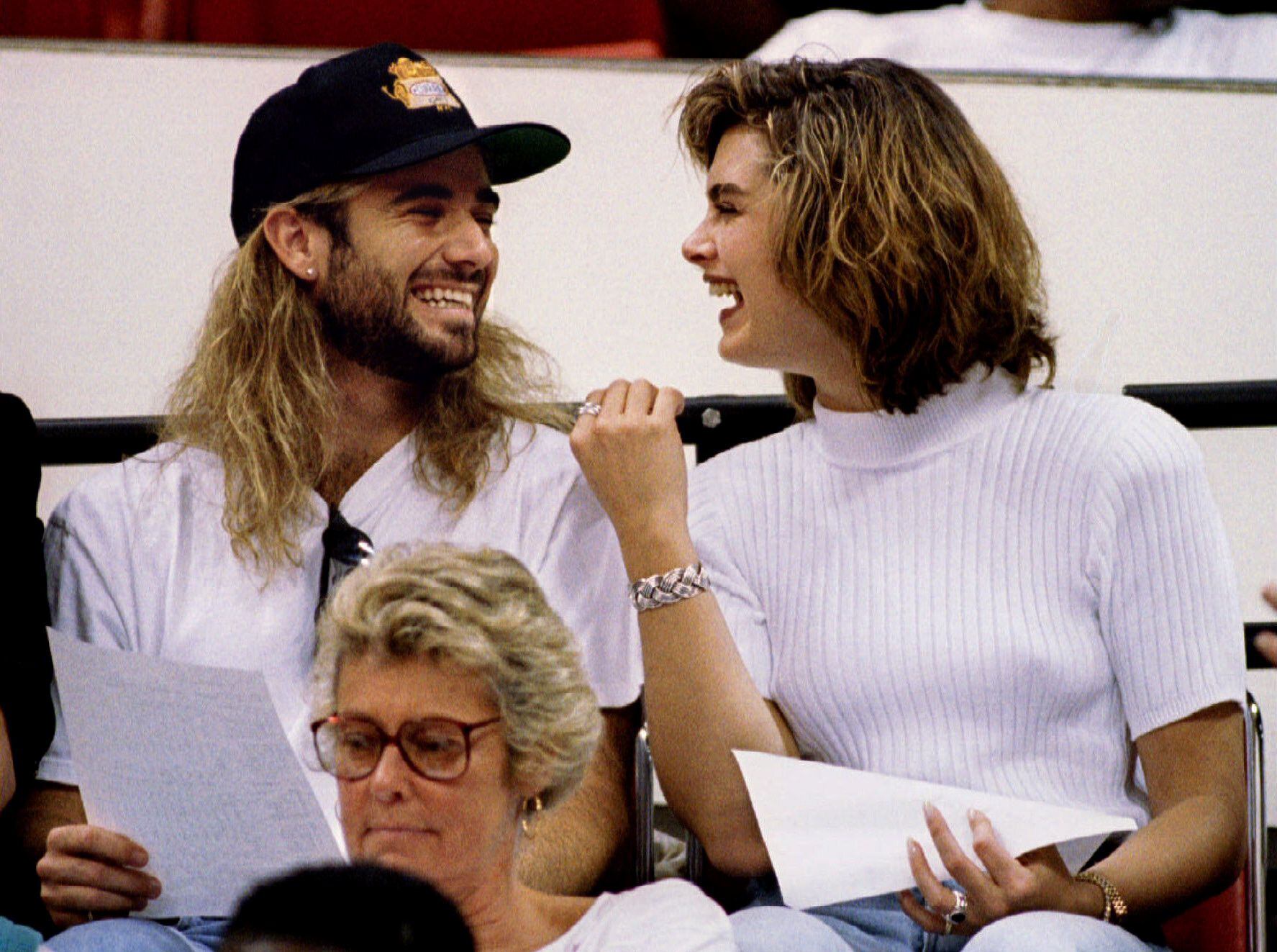 Andre Agassi con la actriz Brooke Shields con quien se casó en 1997. Luego de la separación comenzaría el romance con Graf 