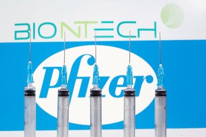 Jeringas médicas frente a los logotipos de BioNTech y Pfizer en esta imagen de ilustración tomada el 10 de noviembre de 2020. REUTERS/Dado Ruvic