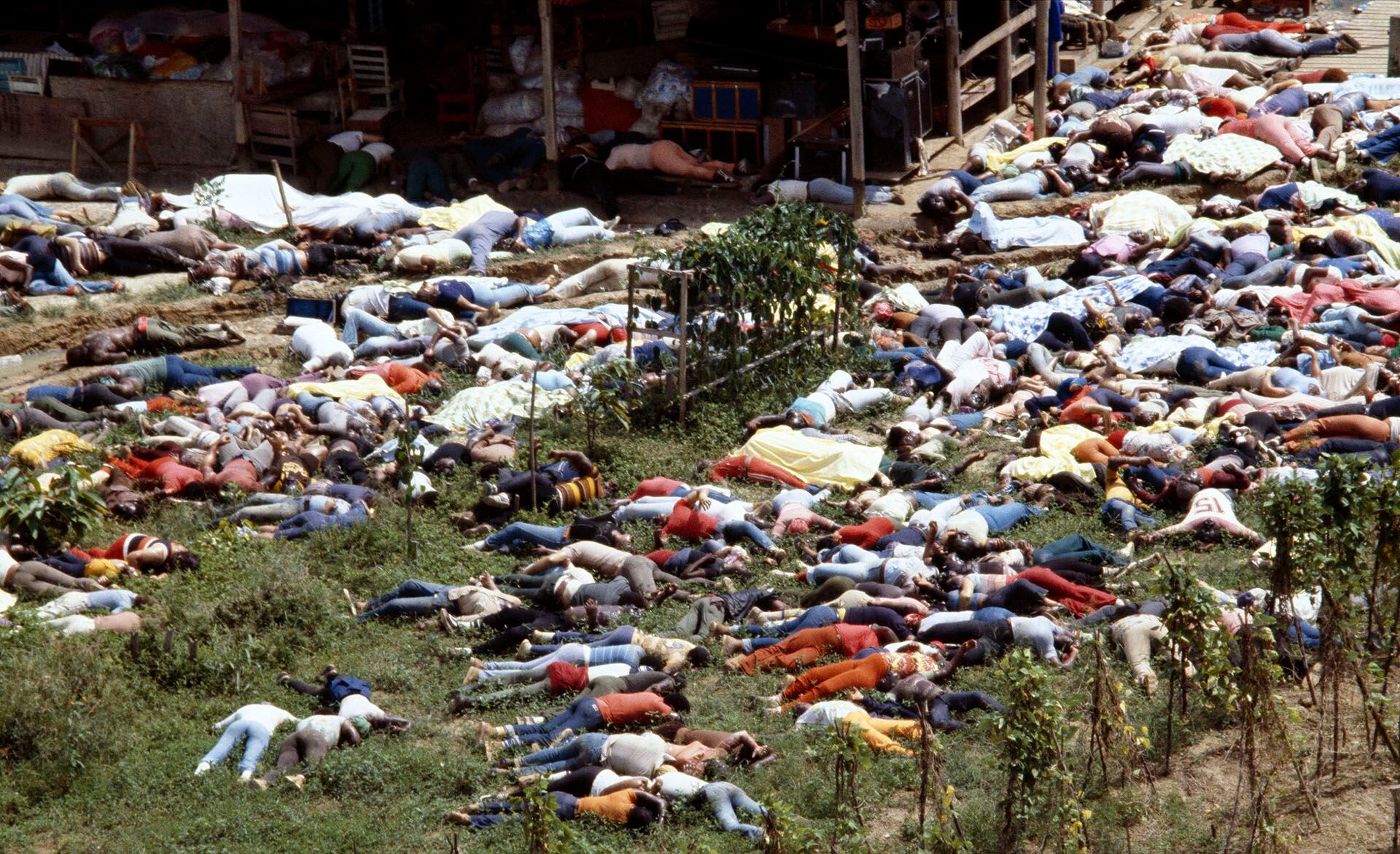Bajo los cuerpos de muchos adultos que se suicidaron con cianuro se encontraban los niños asesinados previamente (Getty Images)