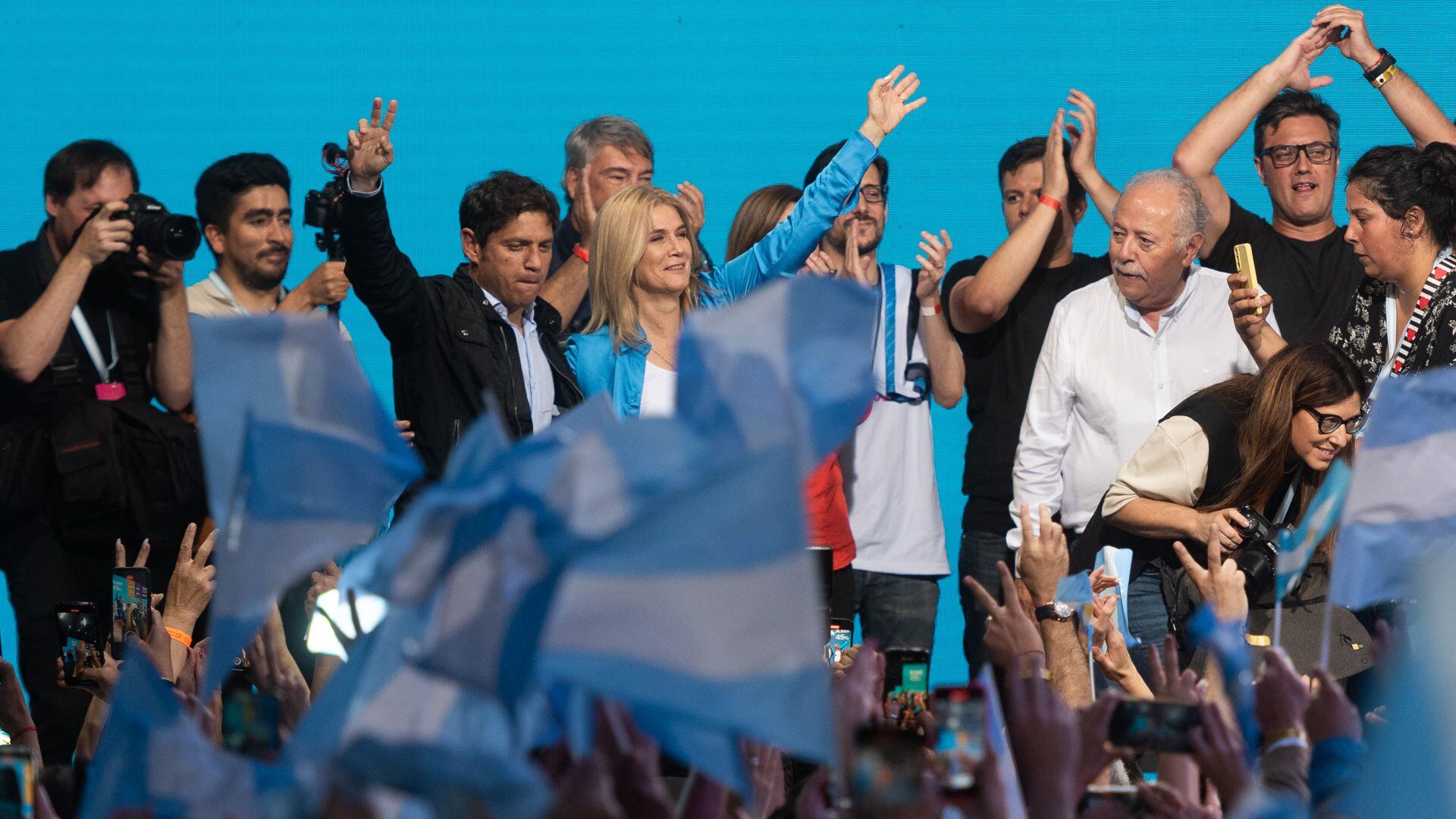 Axel Kicillof y Verónica Magario festejando la victoria en las elecciones generales