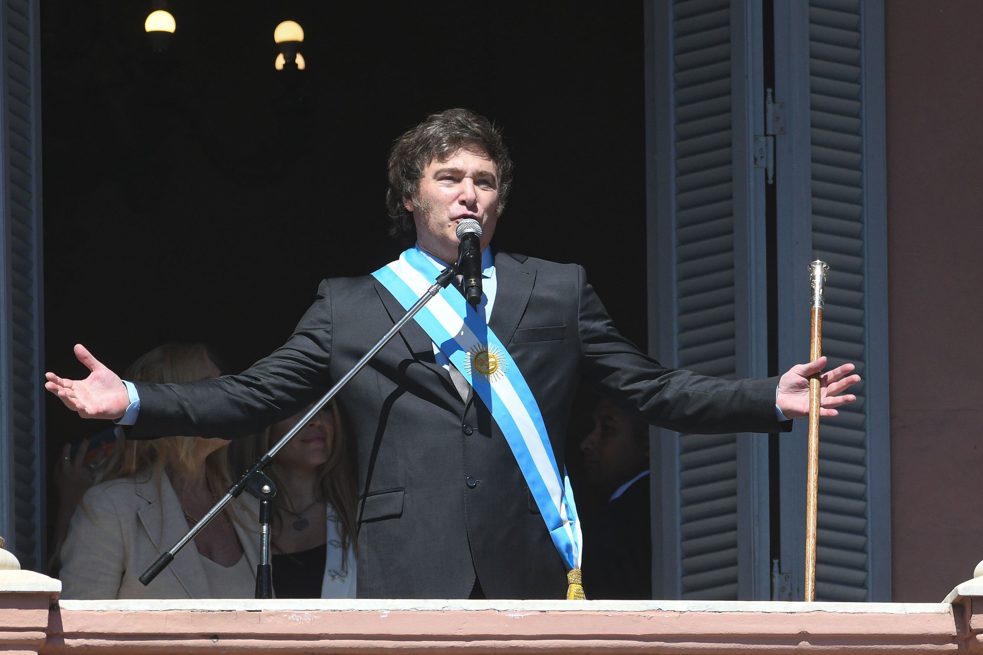 Javier Milei durante su discurso frente a la Plaza del Congreso tras su asunción como presidente. Foto: Télam 