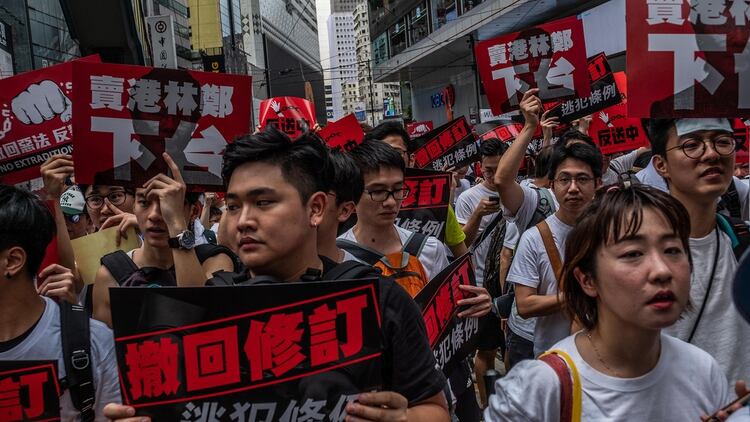 Los manifestantes marchan contra la ley de extradición en Hong Kong (Lam Yik Fei / The New York Times)