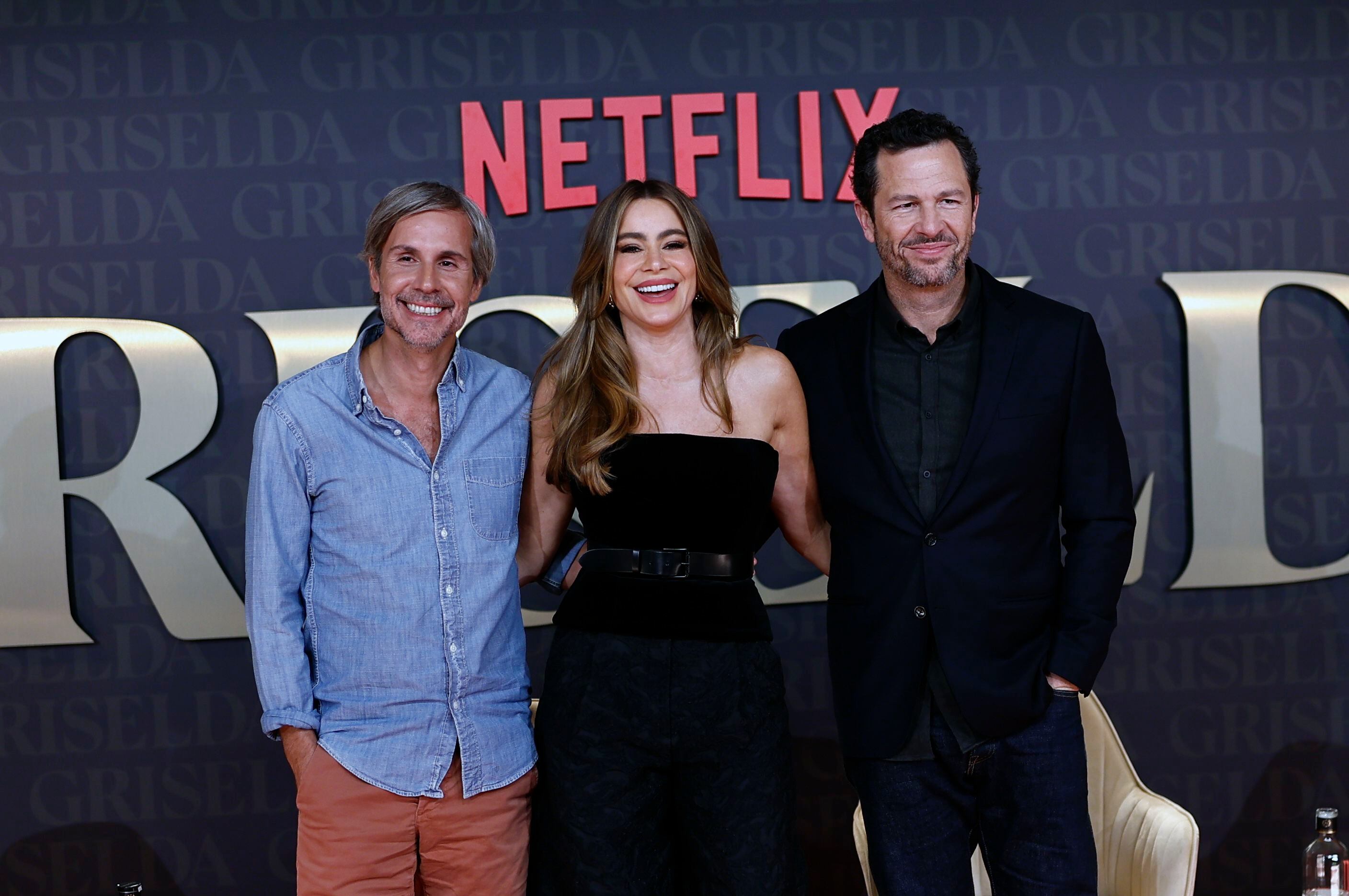 La actriz colombiana Sofía Vergara junto al productor estadounidense Eric Newman (d) y el director colombiano Andrés Baiz (i) durante la presentación de la serie de Netflix 'Griselda' en Madrid. EFE/ Rodrigo Jiménez 