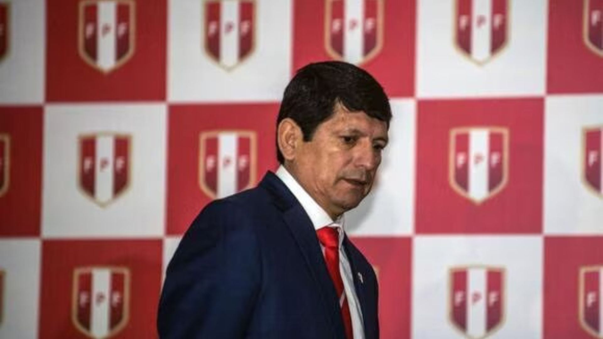 El presidente de la FPF, Agustín Lozano, mostró su incomodidad por las acciones que han hecho los árbitros en los últimos partidos.