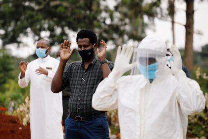 La gente reza antes del funeral de Abdirizak Hassan Ahmed, que murió de COVID-19 en Nairobi, Kenia, el 6 de agosto de 2020 (REUTERS/Baz Ratner)