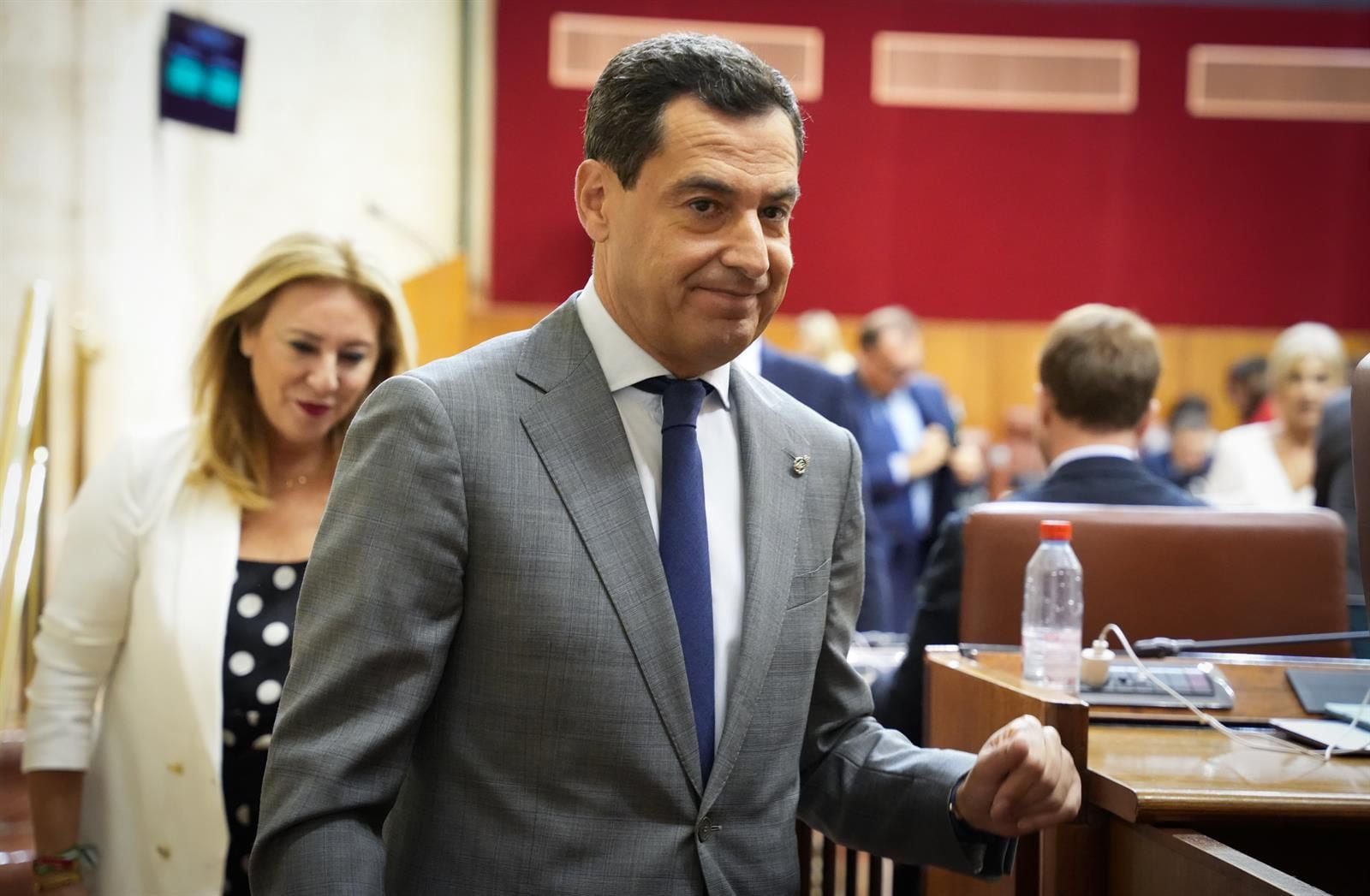 11/10/2023 El presidente de la Junta de Andalucía, Juanma Moreno (c), tras la sesión de control al Gobierno andaluz en una foto de archivo en el Parlamento. POLITICA María José López - Europa Press 