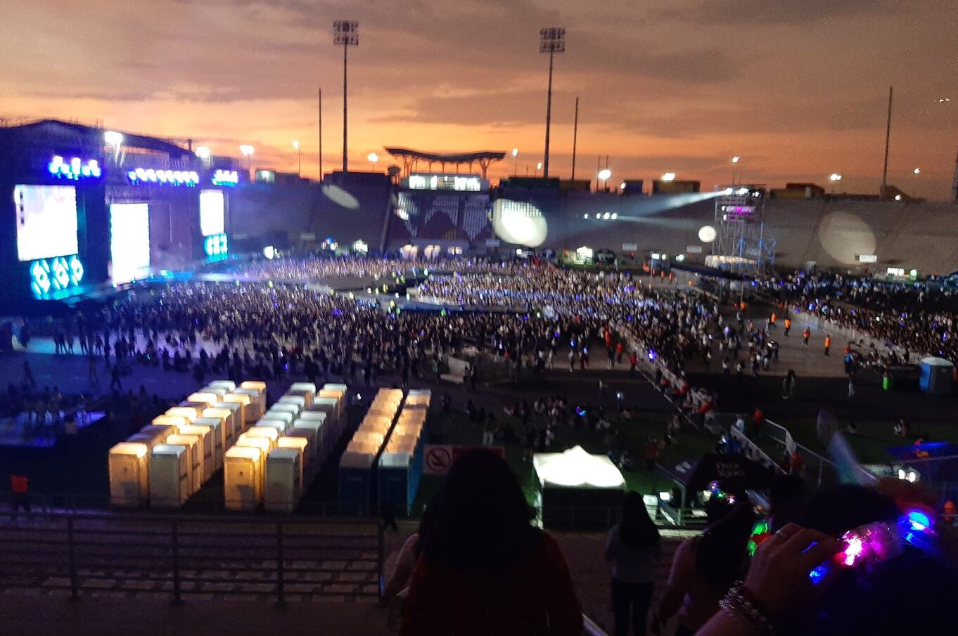 Estadio de San Marcos se encuentra casi lleno antes de iniciar presentación de Super Junior.