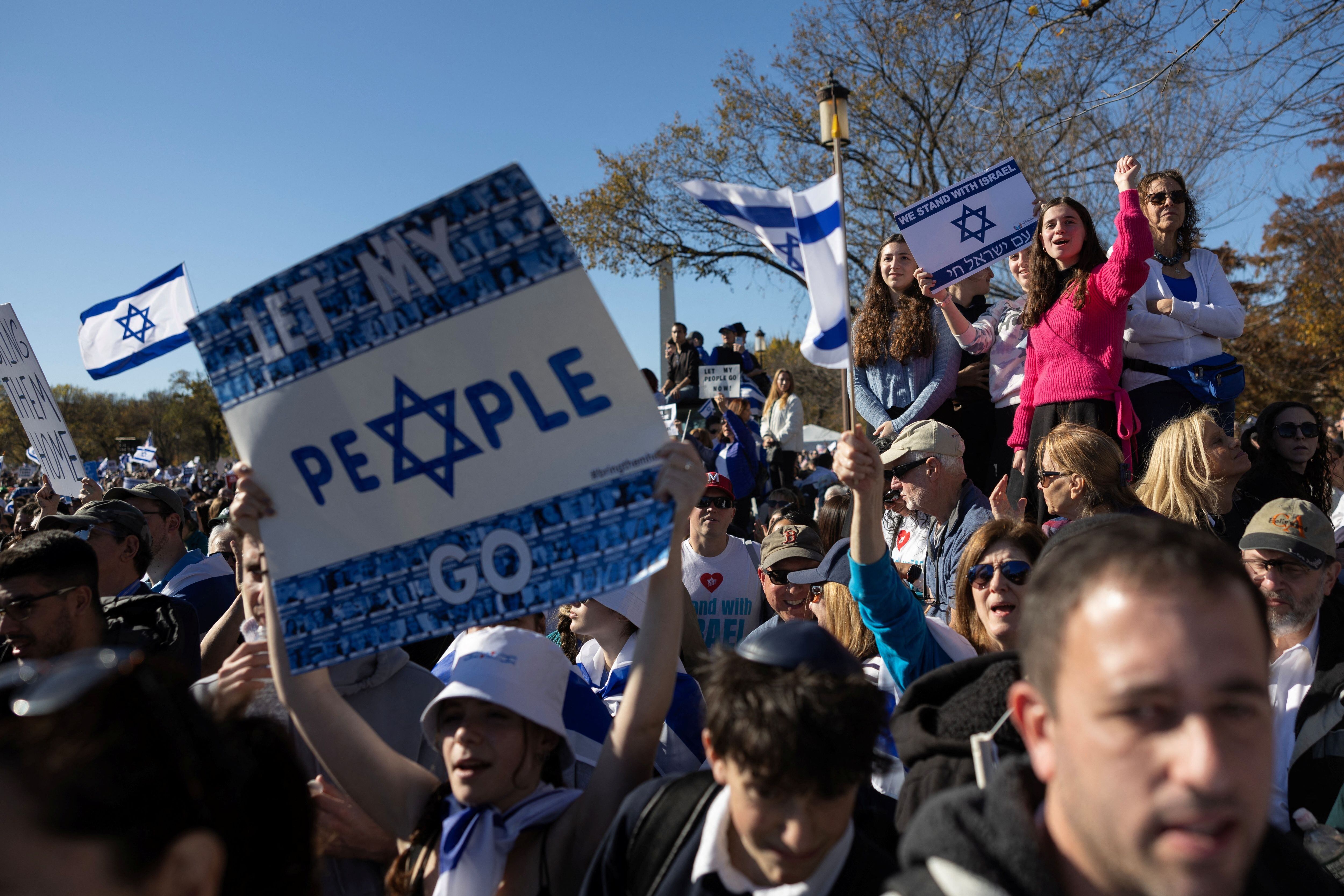 Manifestantes escuchan un acto musical mientras estadounidenses y partidarios de Israel se reúnen en solidaridad con Israel (REUTERS/Tom Brenner)