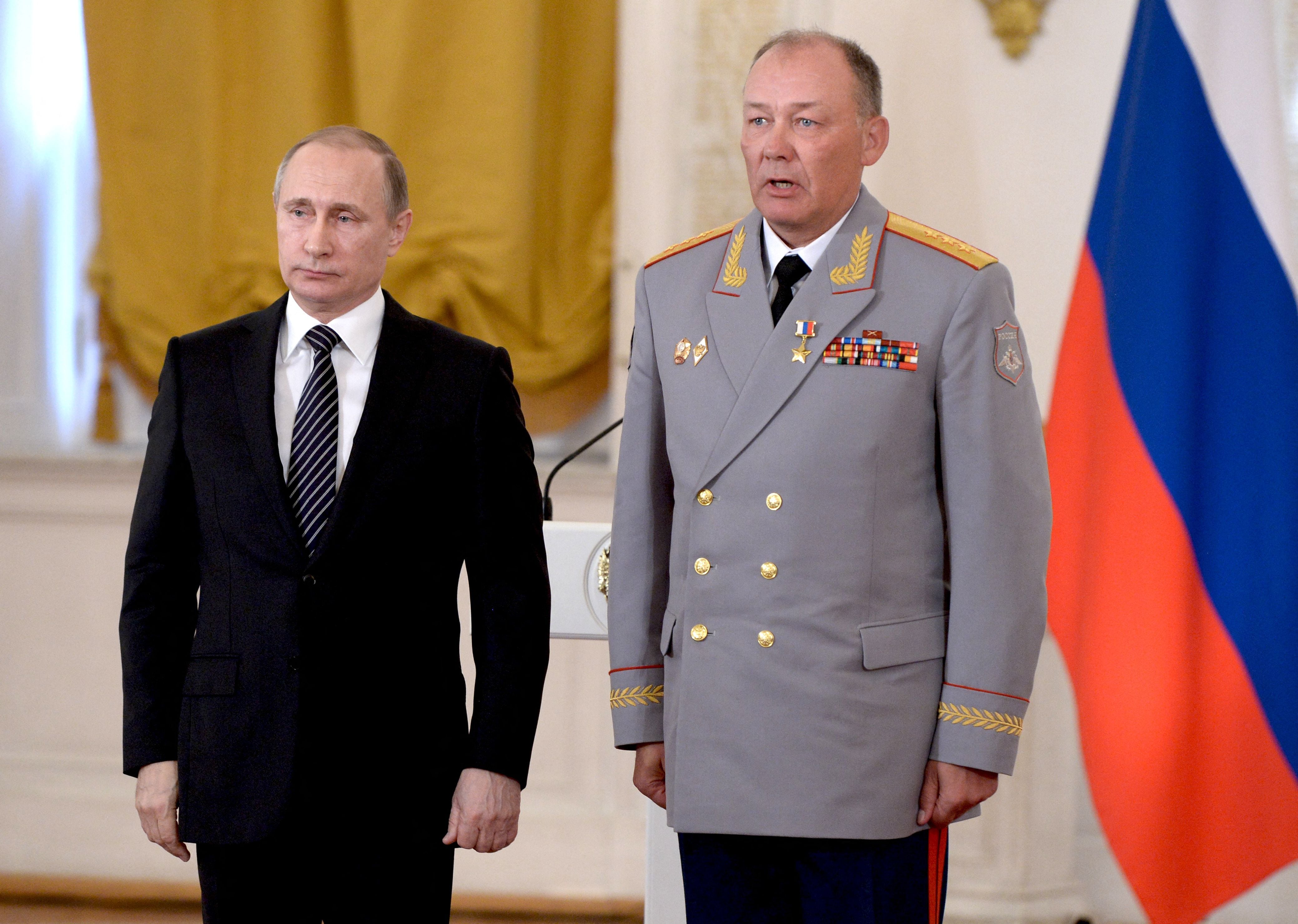 Vladimir Putino junto a Alexander Dvornikov, el general conocido como “el carnicero de Siria” (Sputnik/Handout via REUTERS)