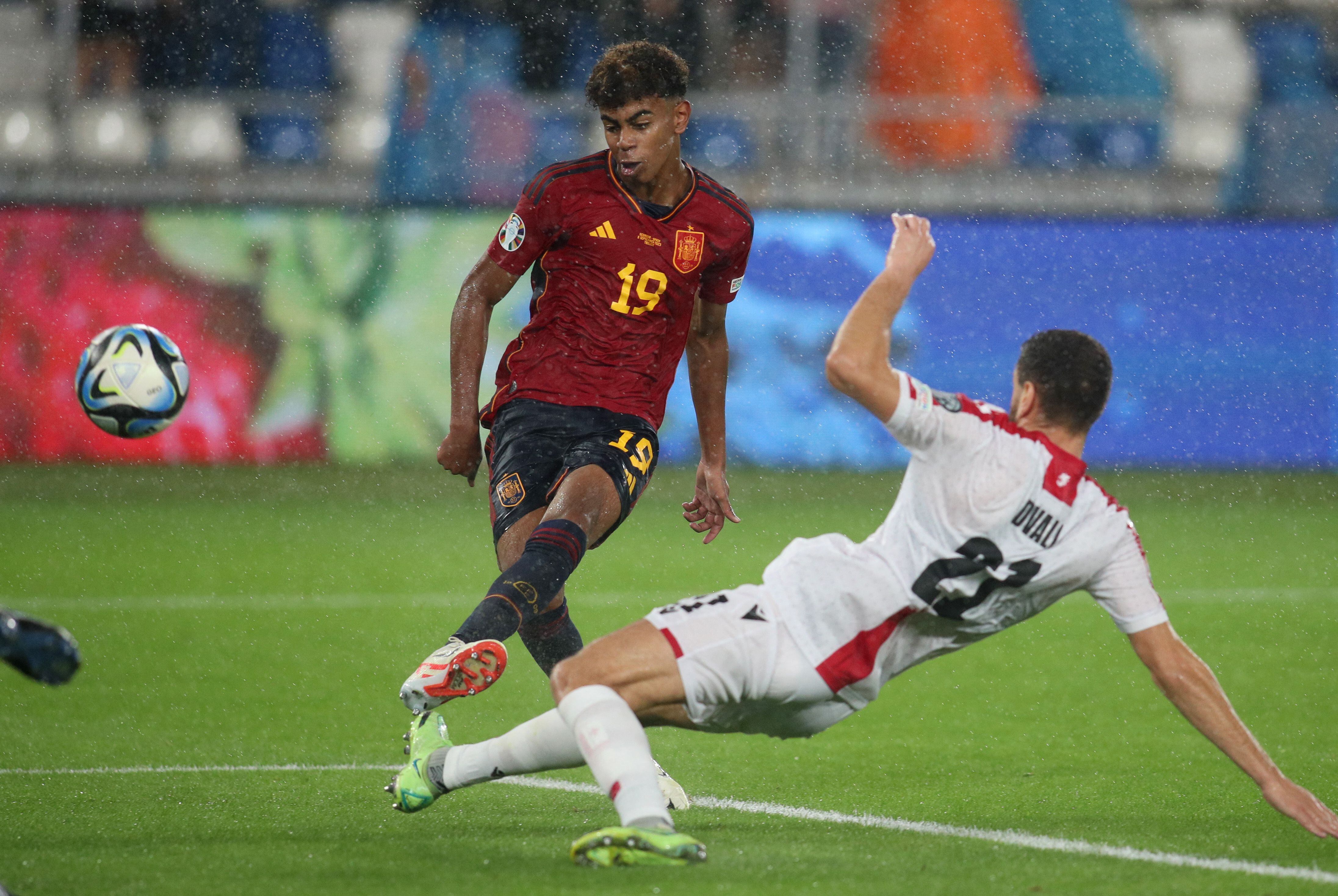 Lamine Yamal, histórico con España por partida doble: debut y gol contra  Georgia - Infobae