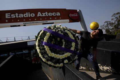 Diego Maradona también fue despedido en el Estadio Azteca de la Ciudad de México, donde jugó algunos de sus mejores momentos (Foto: Luis Cortez / Reuters)